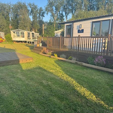 Beautiful 2 Bedroom Caravan On Billing Aquadrome Northampton Exterior photo